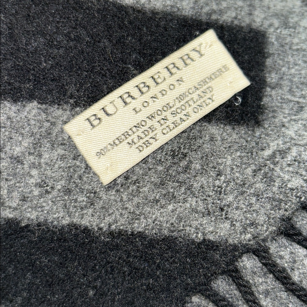 Authentic Vintage Burberrys Label Merino Wool and Cashmere Scarf - Picture 2 of 4